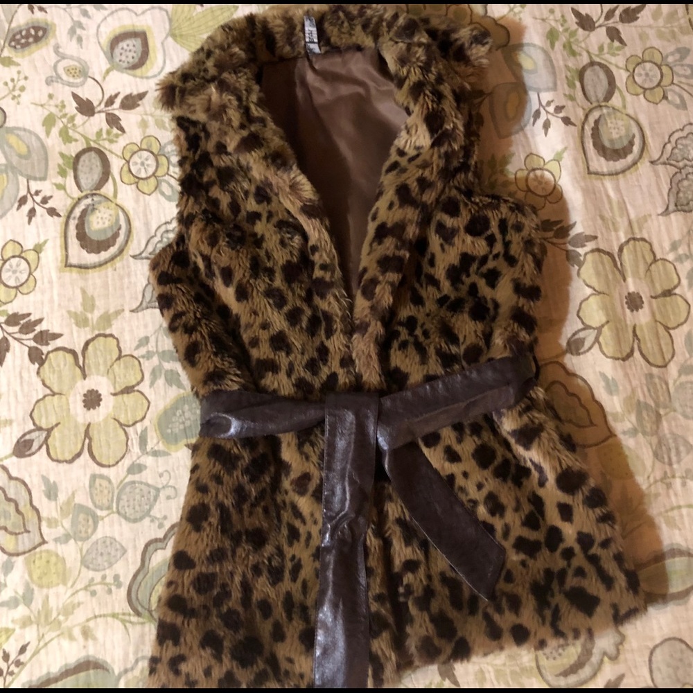 Pre-owened faux fur leopard print vest with belt